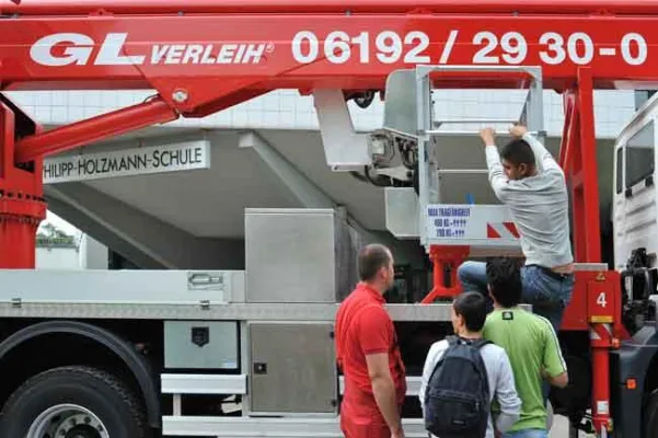 Bild: Eine saubere Sache - Arbeitsbühnenvermieter GL Verleih sponsert Philipp-Holzmann-Schule