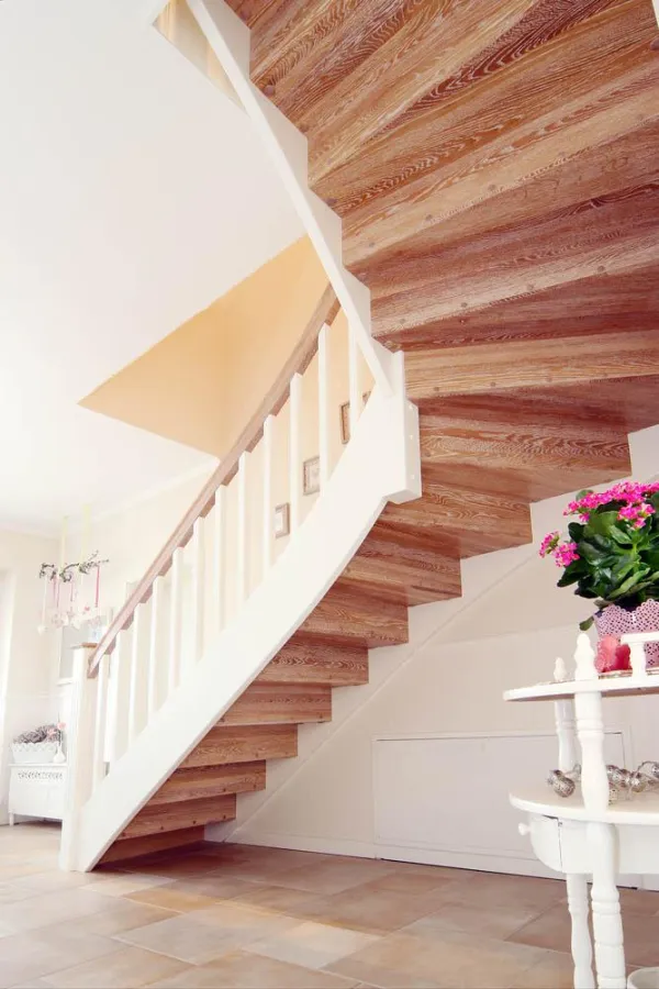 Moderne Treppe mit weiß gekälktem Eichenholz