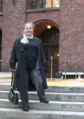 Kleinunternehmerin mit internationalen Beziehungen - Portrait der Berliner Unternehmerin Veronika B. Riede Bild: Kleinunternehmerin mit internationalen Beziehungen - Portrait der Berliner Unternehmerin Veronika B. Riede