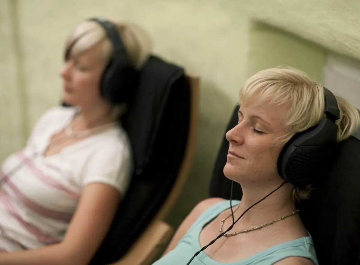 Bei der Klangtherapie lenken Tinnitus-Patienten ihre Aufmerksamkeit wieder auf andere Töne.