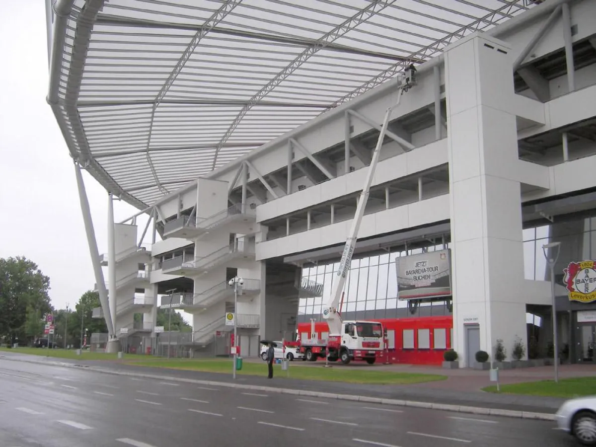 Eine Lkw-Arbeitsbühne von System Lift bringt die Gebäudereiniger bequem und flexibel in die Höhe