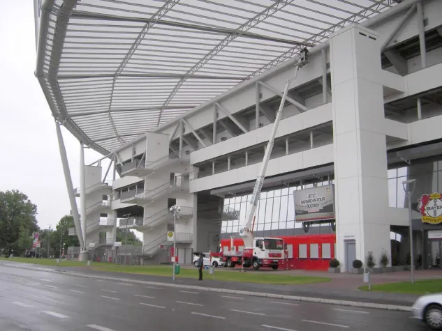 Bild: BayArena wieder blitzblank: Arbeitsbühne von System Lift hilft bei der Reinigung