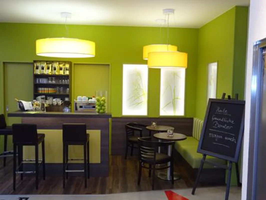 Das neue Café von Holz Ziller in Nürnberg bietet den Kunden angenehmes Ambiente. Foto: Ziller