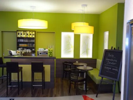 Bild: Kaffee und Holz - Eine Mischung, die passt