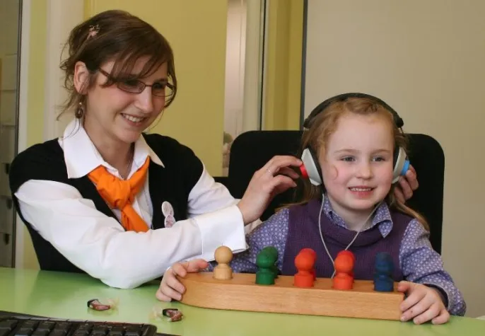 Info-Nachmittag mit Therapiebegleithund Loodo, Hör-Raupe Rolly und einer Flüster-Olympiade Bild: Info-Nachmittag mit Therapiebegleithund Loodo, Hör-Raupe Rolly und einer Flüster-Olympiade