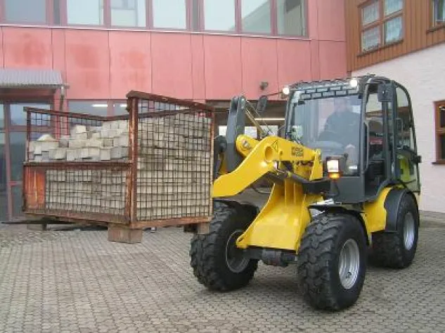 Bild: Neuer Radlader für die Ausbildung im CJD Jugenddorf Offenburg