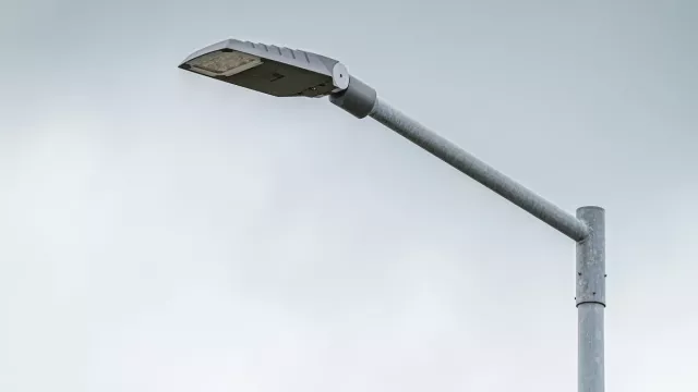 Bild: Nachhaltig und kosteneffizient: HanseWerk-Tochter SH Netz beim Einsatz neuer LED-Straßenbeleuchtung in Heide