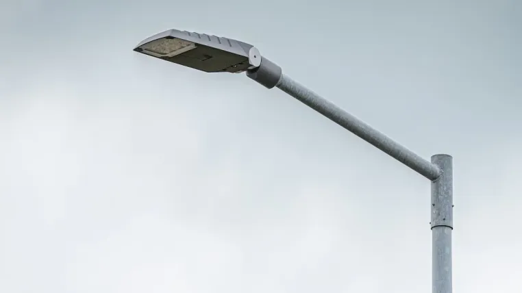 Bild: Nachhaltig und kosteneffizient: HanseWerk-Tochter SH Netz beim Einsatz neuer LED-Straßenbeleuchtung in Heide