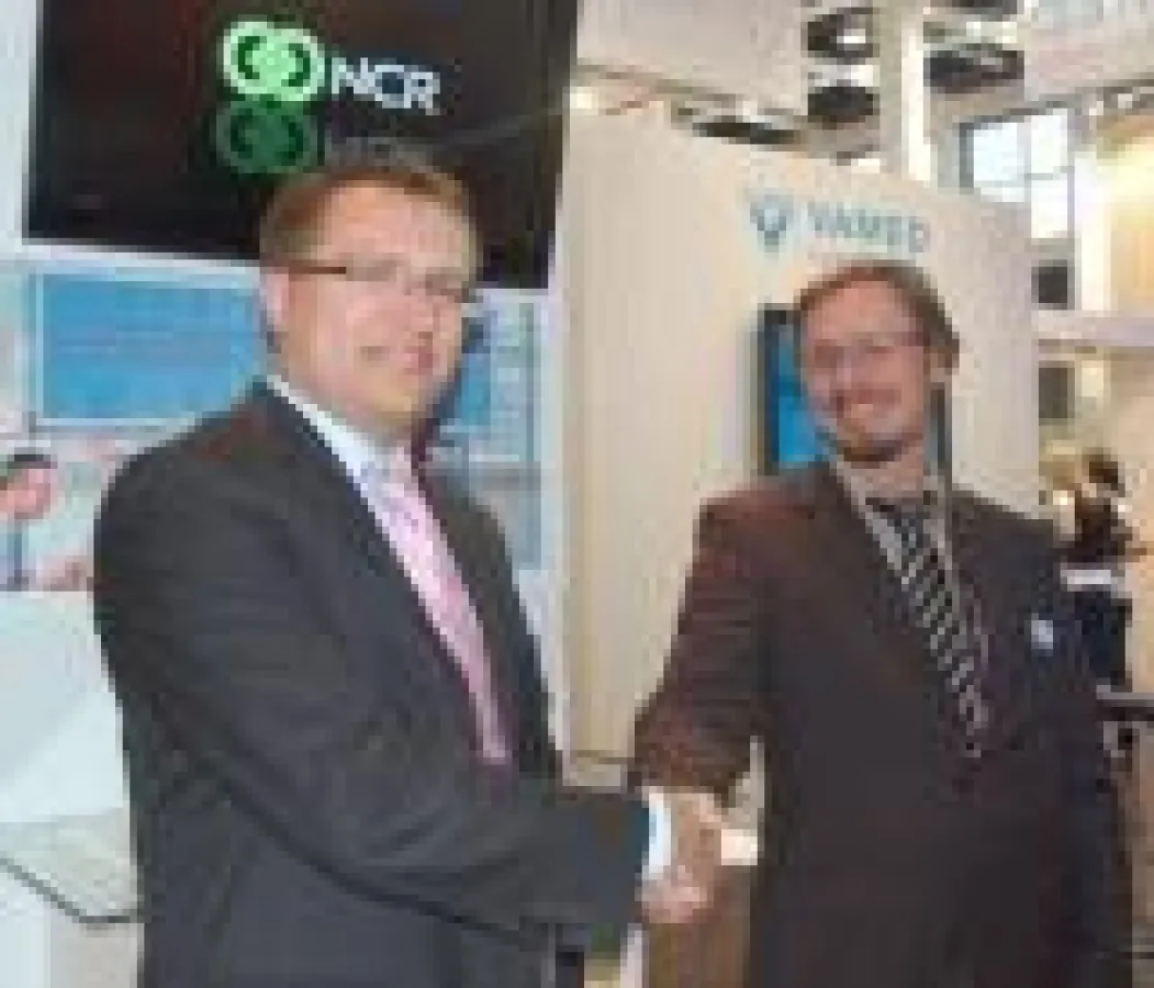 Lars Kliefoth, Industry Director Healthcare bei NCR Central Europe (links), und Aladin Antic, Geschäftsbereichsleiter IT bei VAMED Deutschland, geben auf der Fachmesse conhIT 2009 die neue Partnerscha