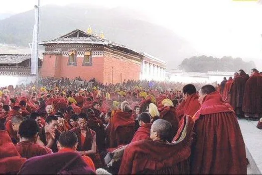 Mönche des Klosters Kirti in Osttibet weiterhin schikaniert Bild: Mönche des Klosters Kirti in Osttibet weiterhin schikaniert