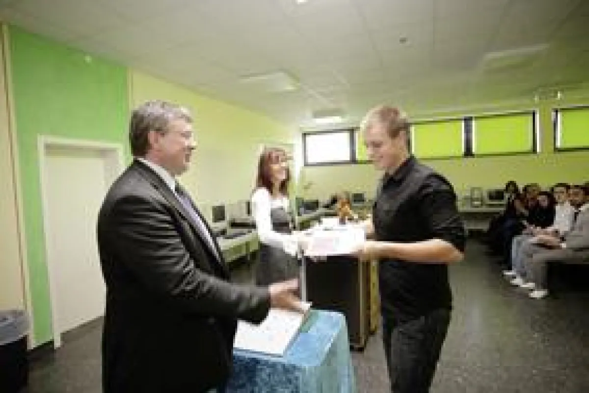 bbwe-Geschäftsführer Thomas Aring bei der Zeugnisübergabe an Heribert Sagorny (Foto: Angelika Barth)