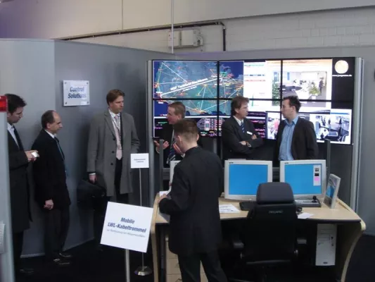 Bild: JST stellt Kontrollraum-Lösungen auf der CeBIT in Hannover aus