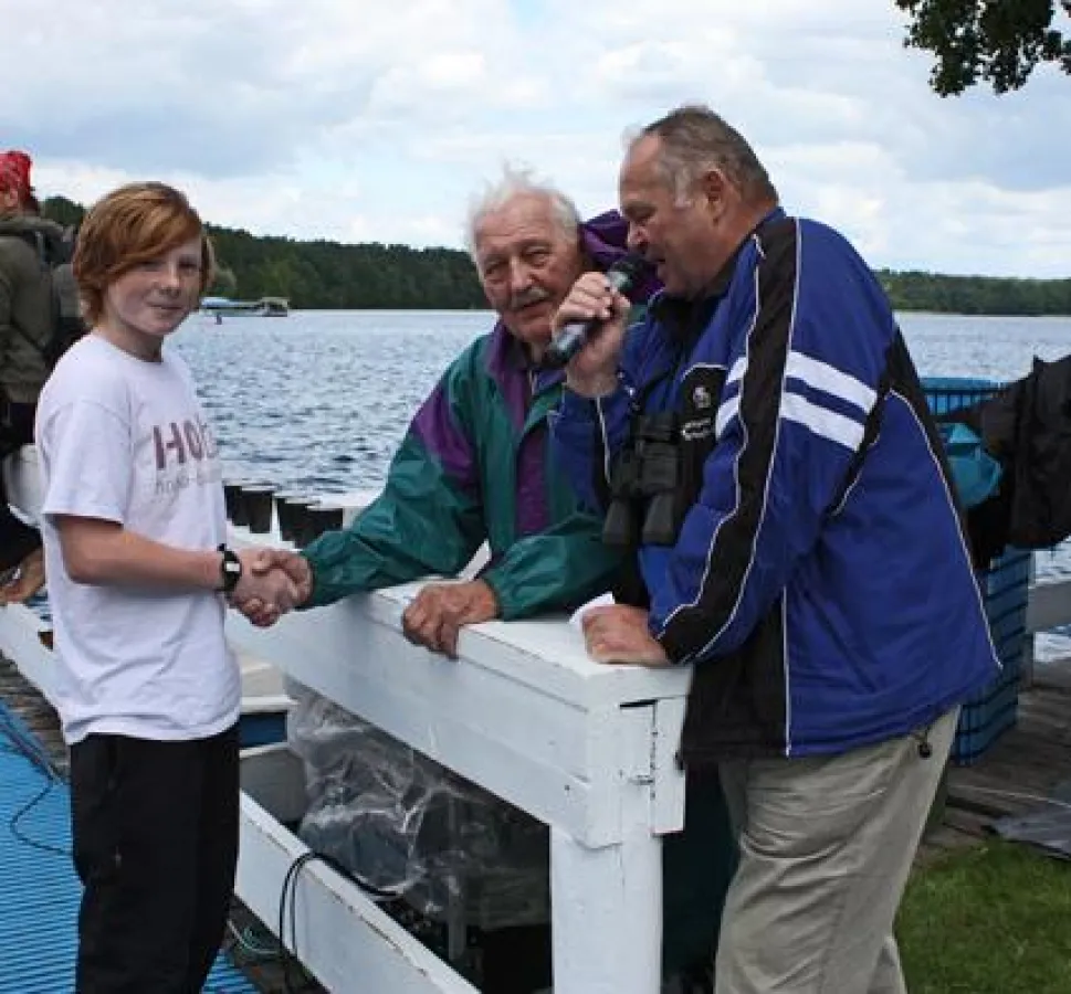 Neunzigjährige Strausseeschwimm Legende Jule Feicht trifft das zwölfjährige Nachwuchstalent Justin Lentz