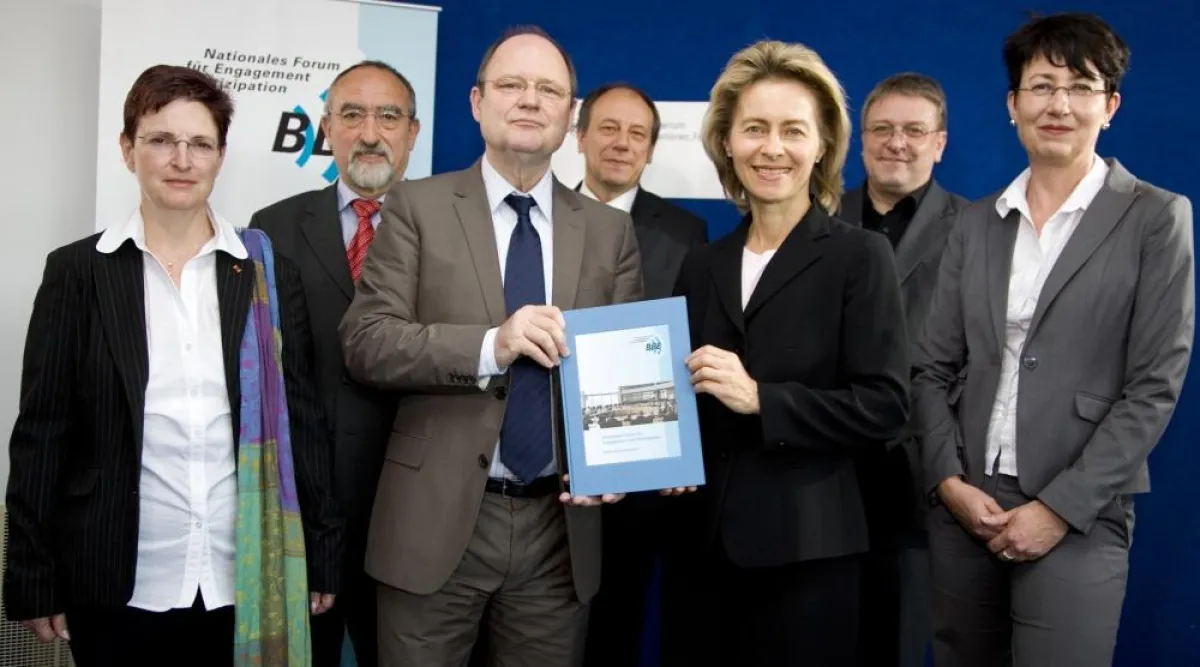 Feierliche Übergabe des Zwischenberichts durch den Sprecherrat des BBE an Ursula von der Leyen