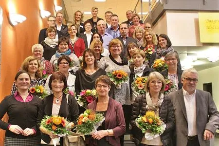 Jubilare freuen sich über Glückwünsche der Geschäftsführung Bild: Jubilare freuen sich über Glückwünsche der Geschäftsführung
