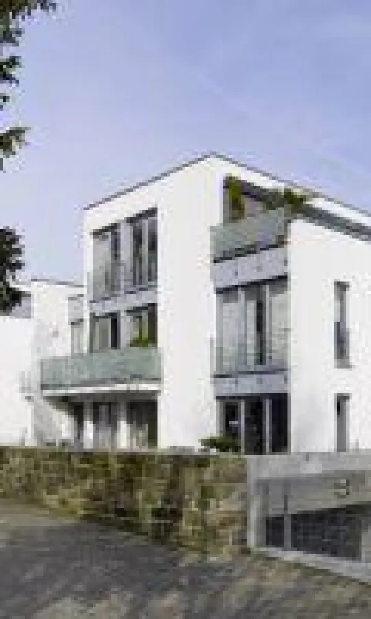 Ein massives Haus aus Ziegelmauerwerk stellt dank seiner Langlebigkeit eine sichere Geldanlage dar (Bild: Unipor, München).