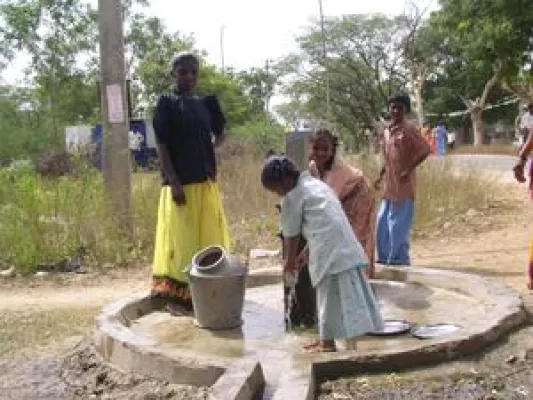 Bild: Zum Weltwassertag 2010: DESWOS baut Trinkwasseranlage für indische Schüler