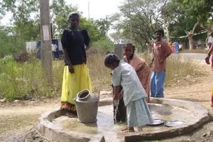 Bild: Zum Weltwassertag 2010: DESWOS baut Trinkwasseranlage für indische Schüler