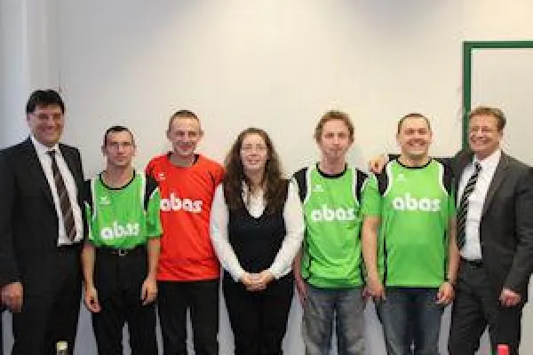 Bild: abas spendet Fußballtrikots für die Mannschaften der Lebenshilfe Rastatt/Murgtal e.V.