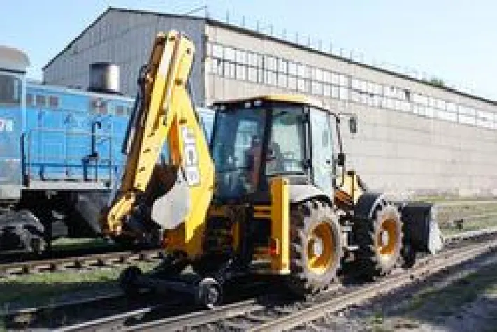 Bild: JCB „beschuhte“ seine Baggerlader in Eisenbahnräder