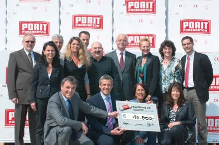 Engagement auch in schwierigen Zeiten - PORIT unterstützt seit 2006 das UNICEF-Projekt „Schulen für Afrika“ Bild: Engagement auch in schwierigen Zeiten - PORIT unterstützt seit 2006 das UNICEF-Projekt „Schulen für Afrika“