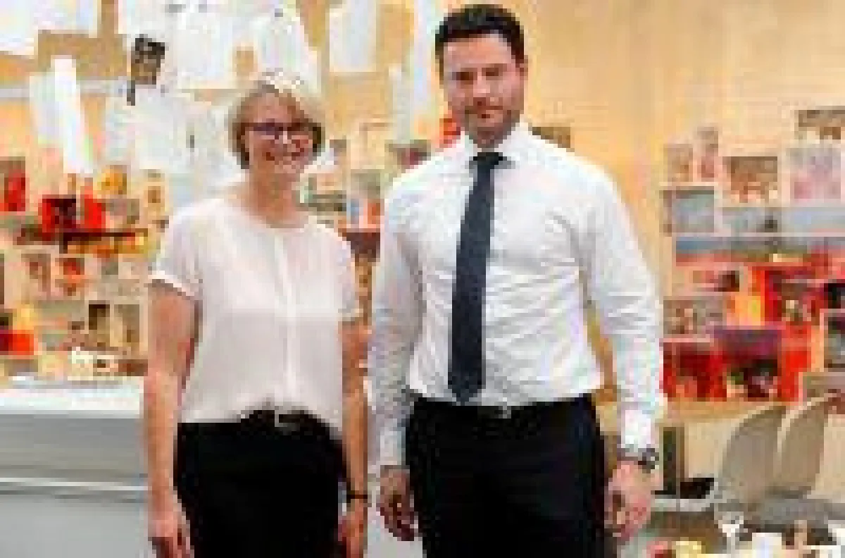 Bundesbildungsministerin Anja Karliczek und Christian Rabbel, Geschäftsführer der Confiserie Rabbel, tauschten sich aus.