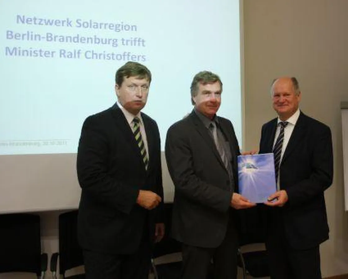 Solarregion Geschäftsführer Thoralf Schapke (li.) und Klaus Kröpelin von der IHK Ostbrandenburg (re.) mit Minister Christoffers