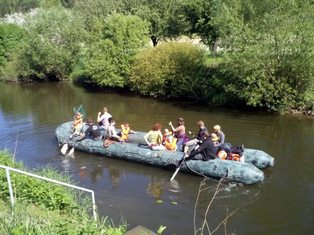 Familien mit Kind und Kegel im XXL Schlauchboot