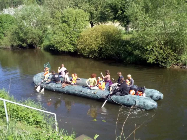 Bild: Familien erobern auf XXL Schlauchbooten die Lahn
