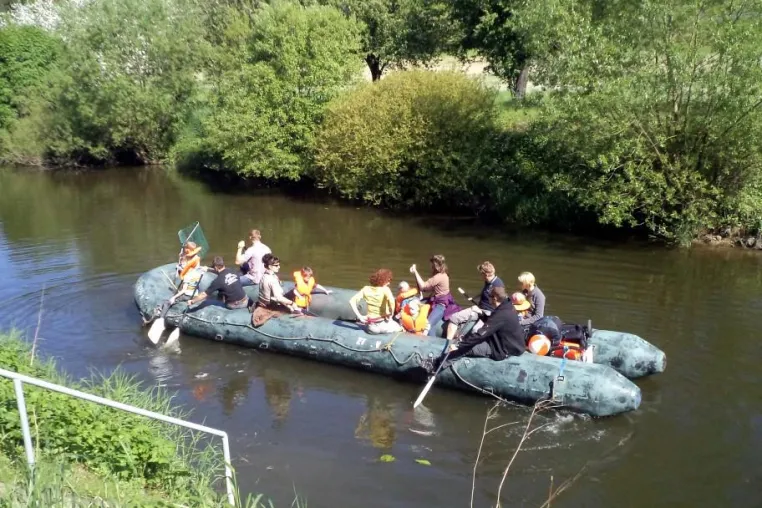 Familien erobern auf XXL Schlauchbooten die Lahn Bild: Familien erobern auf XXL Schlauchbooten die Lahn