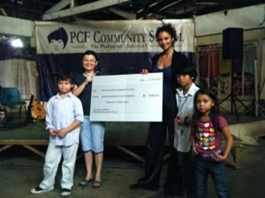 Mitarbeiter von ONE GREEN ELEPHANT und dem Philippine Community Fund mit dem Spendenscheck