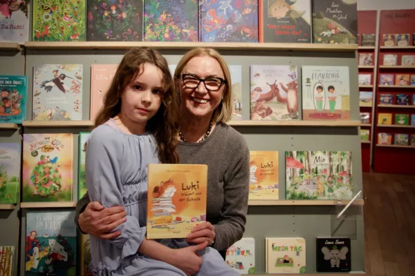 Bild: Münchens jüngste Autorin, älteste Newcomerin und kleinster Verlag bei der 17. Münchner Bücherschau junior