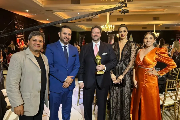 Bild: Carsten Pfau bekommt Paraná Fernsehpreis