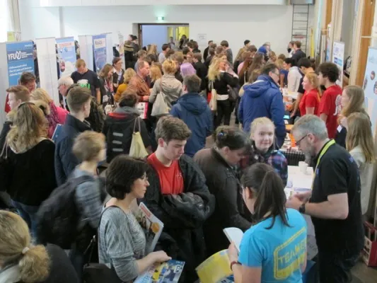 Bild: „JuBi“-Messe zu Auslandsaufenthalten in Lübeck - Informationen für Weltenbummler im Katharineum