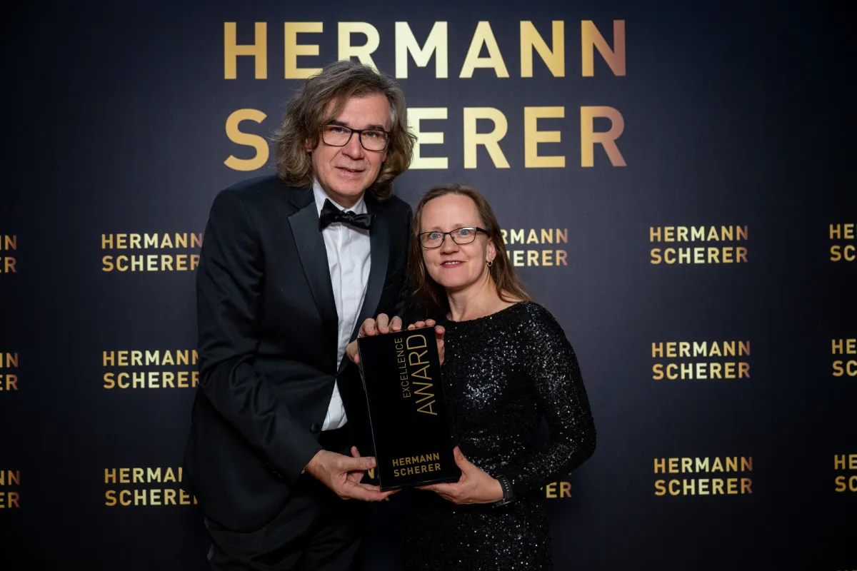 Gosia Szydlak nimmt den Excellence Award für ihre inspirierende Rede entgegen (© Justin Bockey)