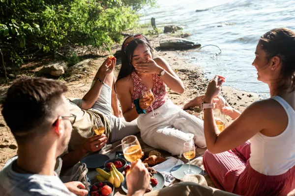 Bild: Gegen Einsamkeit: Freundschaft braucht Begegnung – am besten beim Picknick!