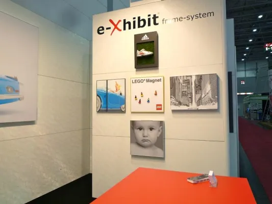 Bild: EXPONATEC 2011: e-Xhibit zeigt Bilderrahmen für Drucke auf Alu-Verbundplatten
