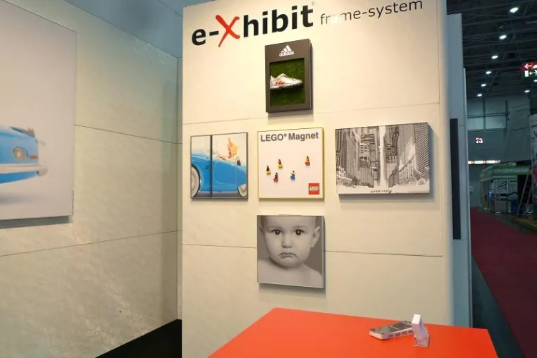 EXPONATEC 2011: e-Xhibit zeigt Bilderrahmen für Drucke auf Alu-Verbundplatten Bild: EXPONATEC 2011: e-Xhibit zeigt Bilderrahmen für Drucke auf Alu-Verbundplatten