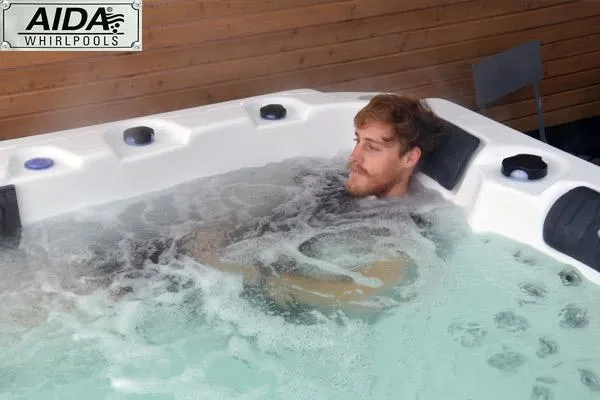 Bild: Erschwinglicher Außenwhirlpool für die ganze Familie mit vielen Extras
