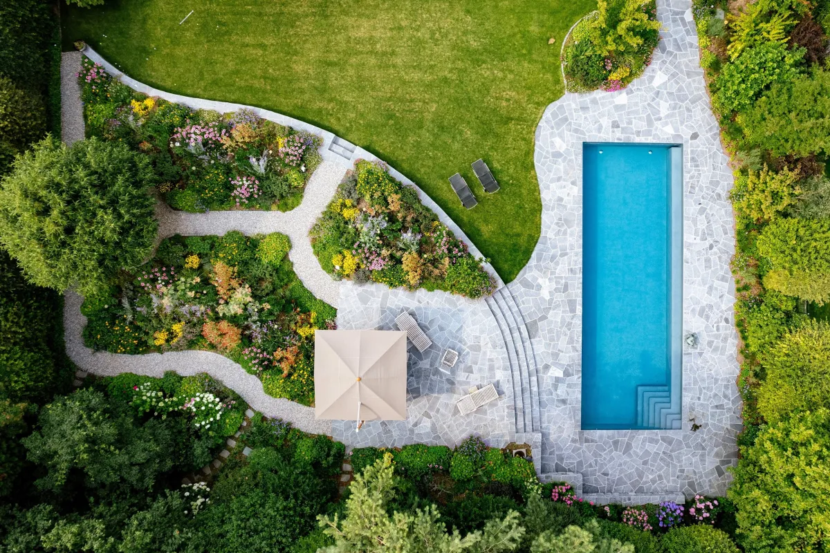 Pools sind schön und machen schön. (© Vivell Schwimmbadtechnik)