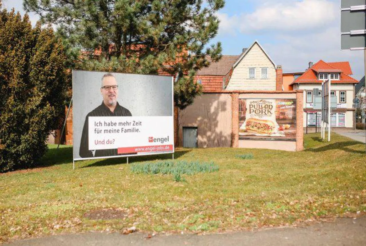 Im Rahmen einer großen Werbekampagne bekennen sich die Mitarbeiter der Firma Engel auch auf Plakaten