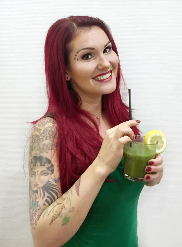 Sarah Ziebart mit ihrem Pavo Green Smoothie