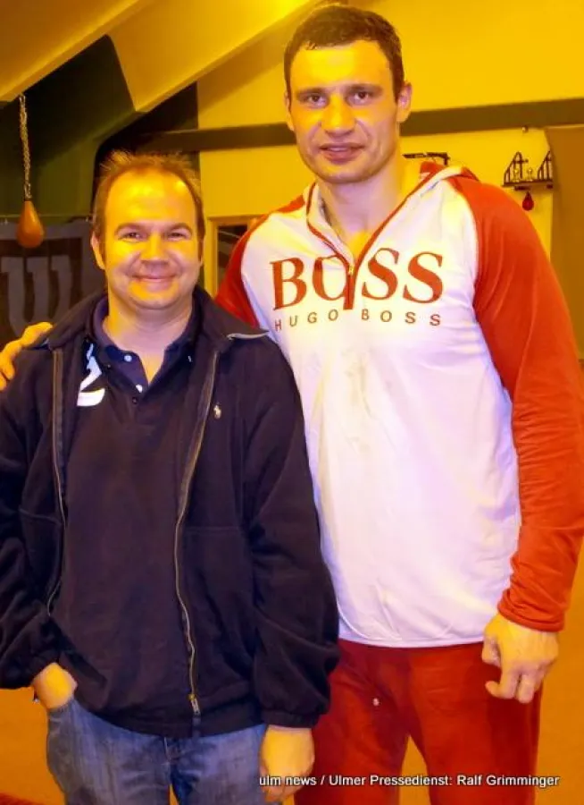 Der Ulmer Boxfan Marc Löchner mit Weltmeister Vitali Klitschko im Hotel Stanglwirt in Tirol.
