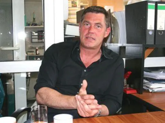 Bild: Comedian Michael Müller bekennt sich zum guten Hören mit seinen Hör-Systemen