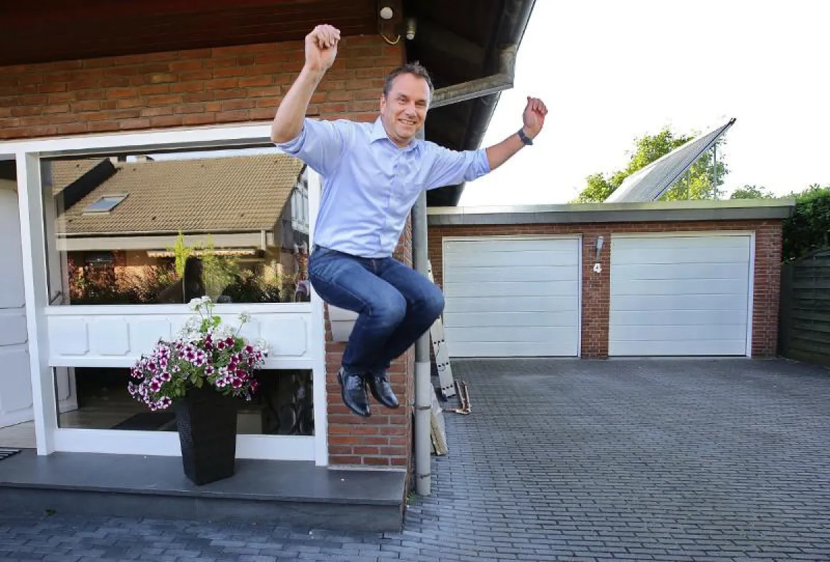 Praxistester Carsten Mönkemeyer vor seiner Solarthermieanlage