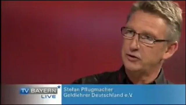 Bild: Finanzbildung am Gymnasium Starnberg: Ehrenamtlicher Geldlehrer Stefan Pflugmacher begeistert Schüler