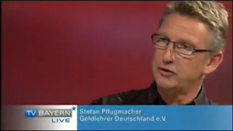 Bild: Finanzbildung am Gymnasium Starnberg: Ehrenamtlicher Geldlehrer Stefan Pflugmacher begeistert Schüler