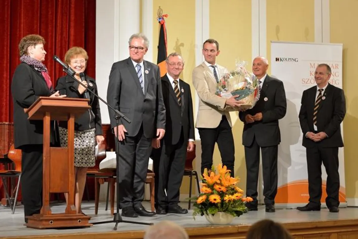 Diözesanvorsitzende Tomaschek (links) und Diözesanpräses Zeller (Mitte) gratulieren zum Jubiläum