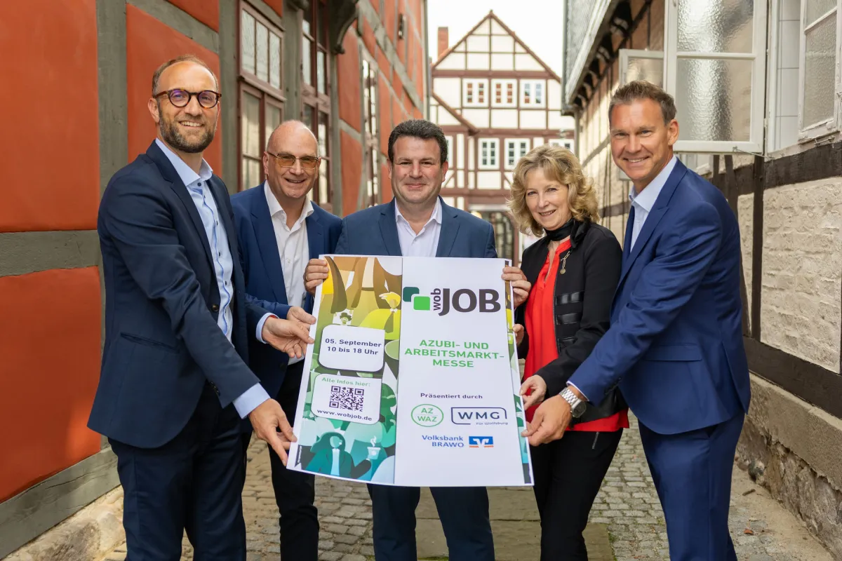 Die Veranstalter der Azubi- und Arbeitsmarktmesse „wobJOB“ mit Schirmherr Hubertus Heil (Mitte) (© Lukas Ratschko)