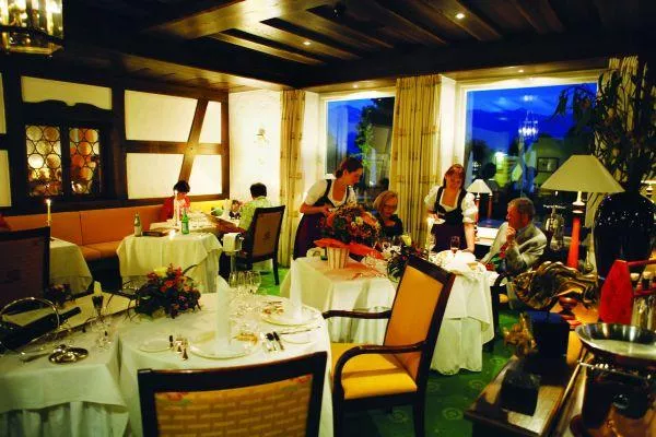 Bild: Edle Sterneküche, beste Weine: Tester adeln das Reiterzimmer im Alpenhof Murnau mit Spitzenwertungen